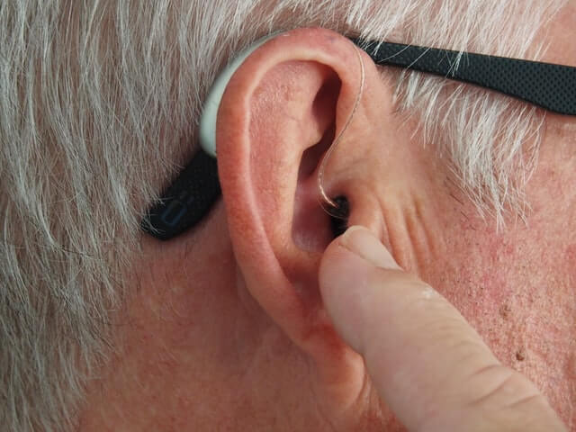 technische Hilfsmittel für Senioren Hörgerät